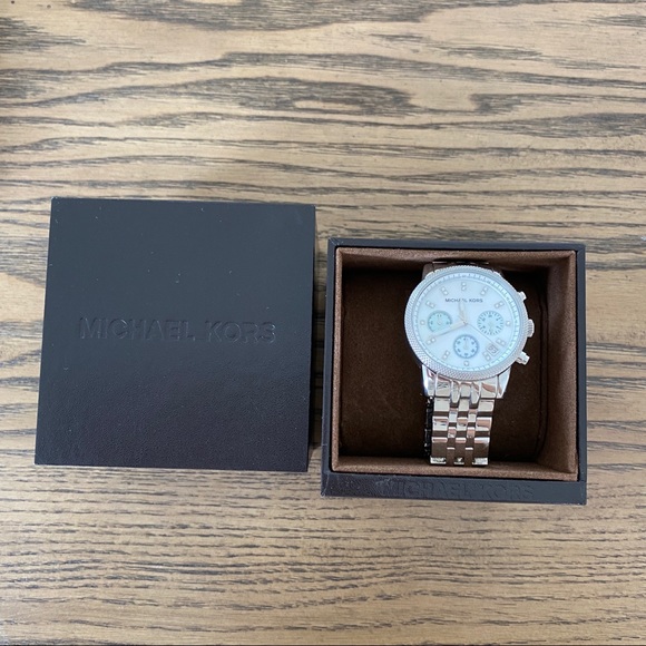 Michael Kors Silver Watch w box - Picture 3 of 8